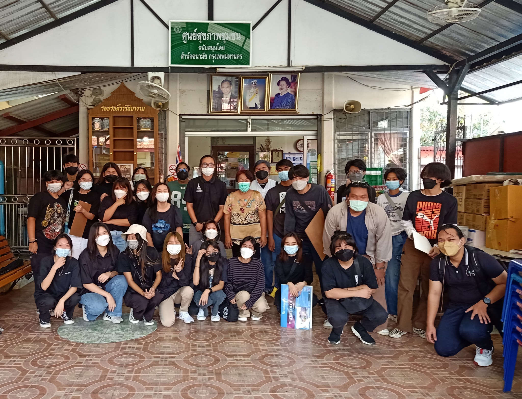 1st year students and visiting the Wat Sawat Waree Simaram community with watercolor painting