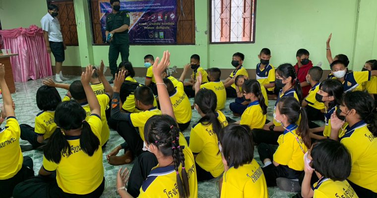 Elementary school students and citizens in Suphanburi are trained in traffic law and road safety.