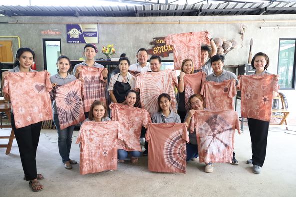 Research and development institute Suan Sunandha Rajabhat University Participate in the natural dyeing activity from lychee leaves at the Suannok Agriculture Community Enterprise Learning Center. Bang Yi Rong Subdistrict, Bang Khon Thi District, Samut Songkhram Province